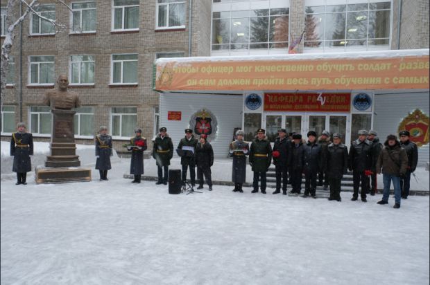 Бюст первому дважды Герою России установили в НВВКУ