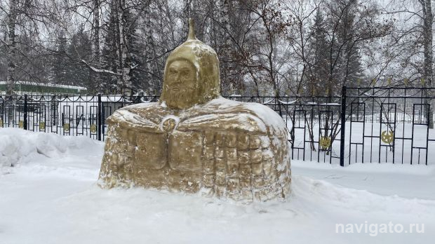 Улицу Иванова украсили снежные скульптуры от курсантов НВВКУ