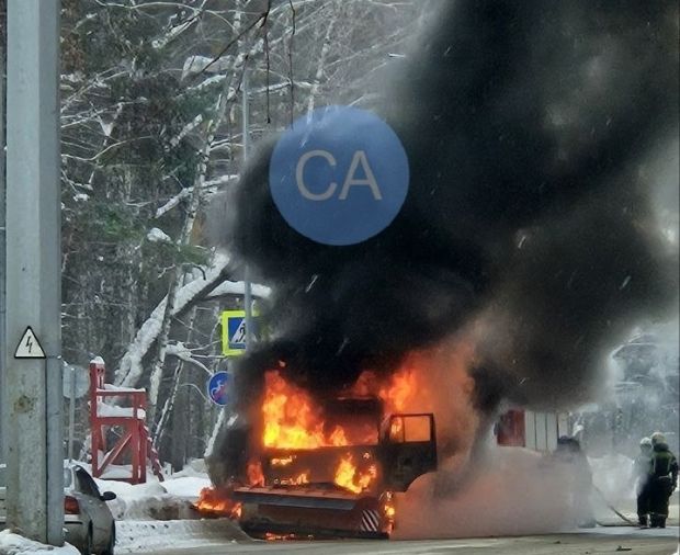 В Академгородке сгорела снегоуборочная машина