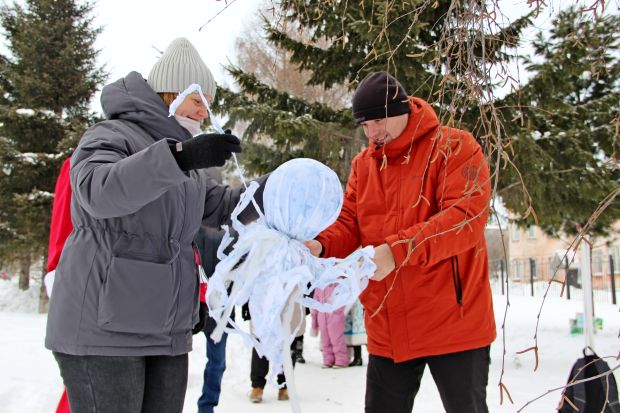 19 команд создавали замороженные арт-объекты на ОбьГЭС