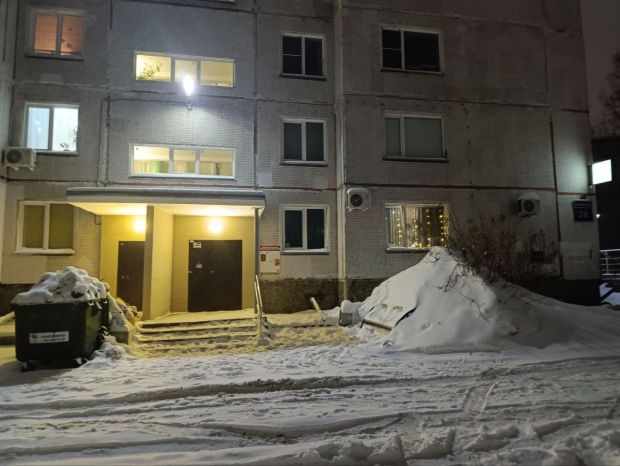 Жители одного из домов в Щ пожаловались на мусор у подъездов