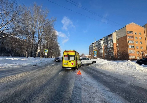 На ОбьГЭС машина скорой помощи попала в ДТП
