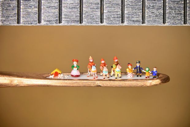 Самые маленькие дымковские игрушки создал Владимир Анискин