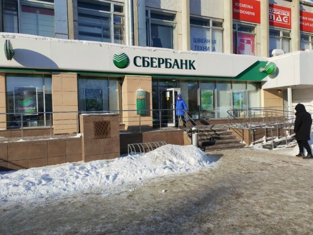 В микрорайоне Щ собирают подписи против закрытия Сбербанка на улице Демакова