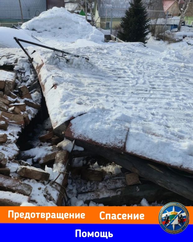 В Первомайском районе под тяжестью снега рухнула крыша дома