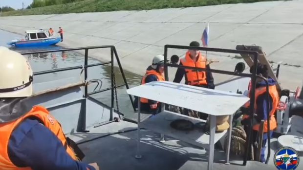 Учения спасателей провели на подходном канале шлюза