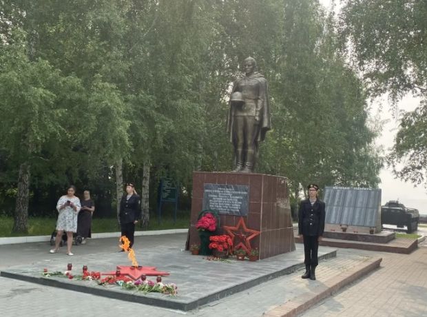 Митинг к Дню памяти и скорби прошел в микрорайоне ОбьГЭС