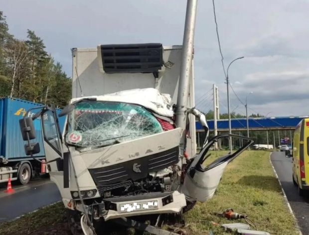 На Бердском шоссе КамАЗ врезался в столб