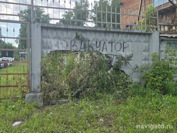 Дорогой суперкар пробил бетонный забор автостоянки ИЯФа в Академгородке