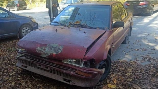 На новую спецстоянку бесхозных автомобилей привезли первую машину