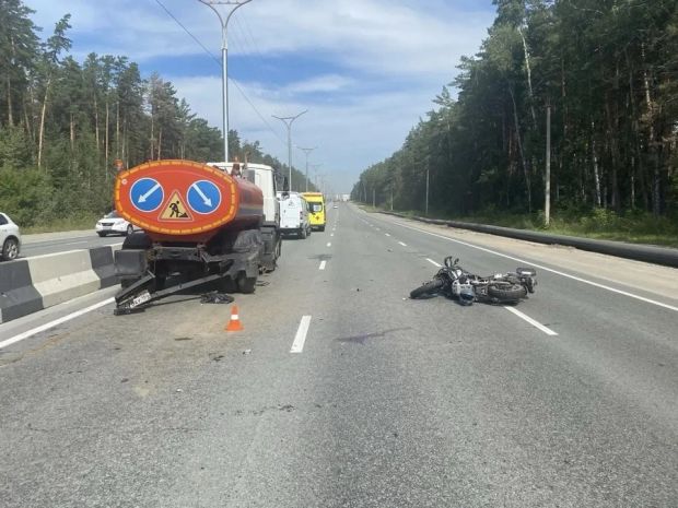 Мотоциклист врезался в поливальную машину на Бердском шоссе
