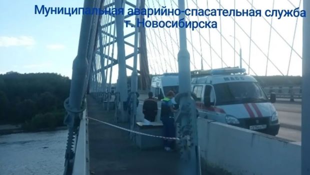 С арки Бугринского моста упал мужчина