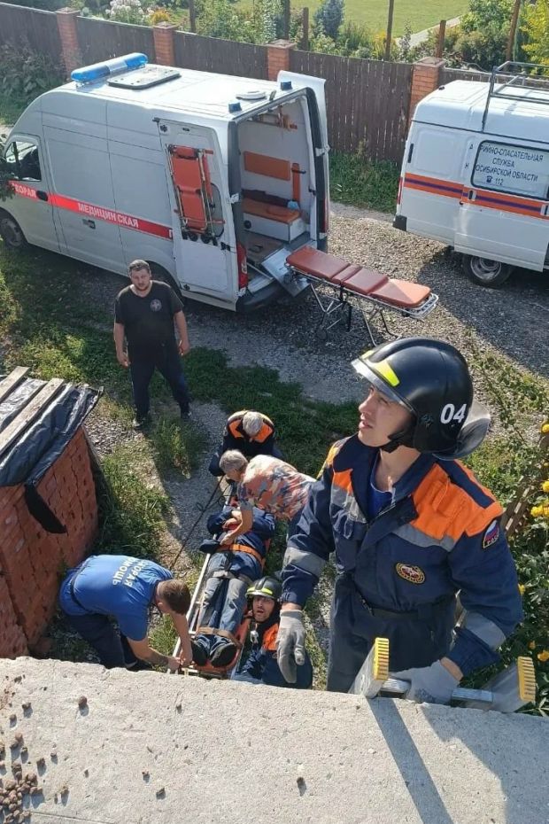 Спасатели помогли упавшему на крышу гаража мужчине