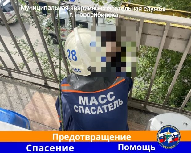 Спасатели сняли тело женщины с балкона дома на Героев Труда
