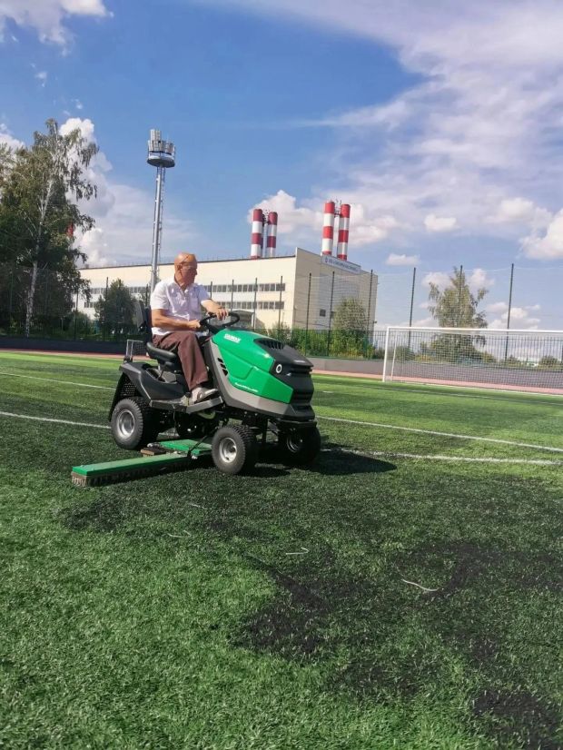 Новая техника ухаживает за футбольным полем на стадионе «Энергия»